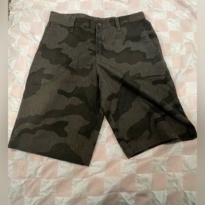 burnside men’s gray camo flat front shorts